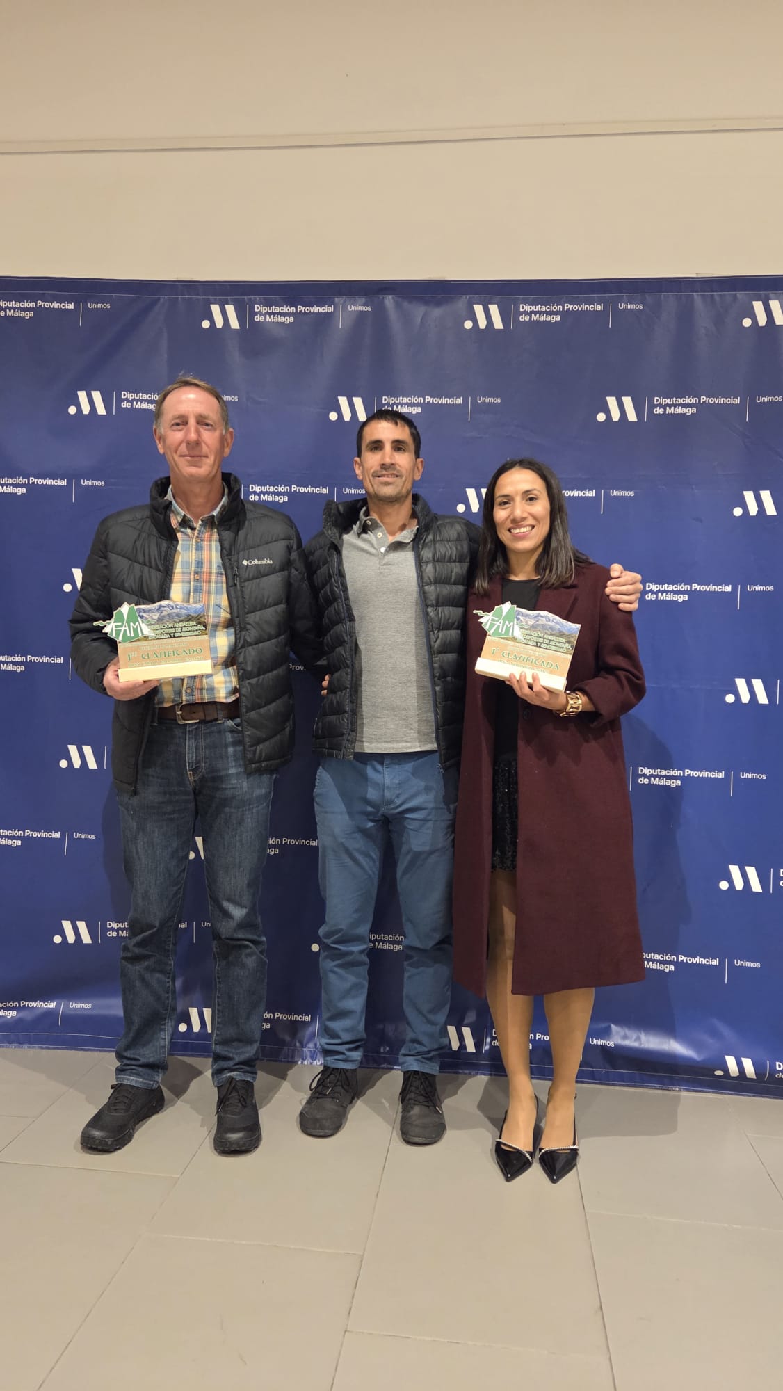 Atletas en el podio de la Diputación de Málaga